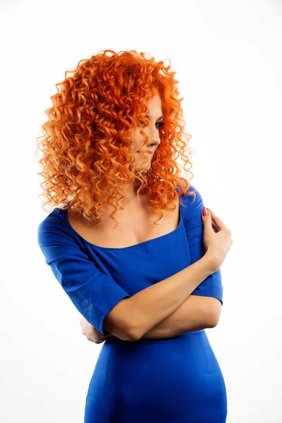 Vrouw met krullend rood haar — Stockfoto