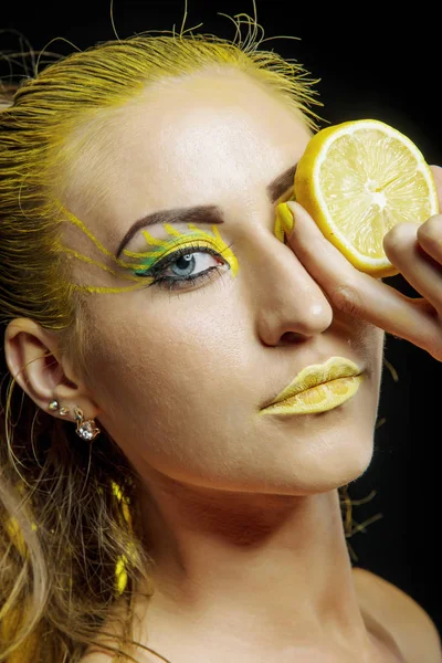 Meisje met gele haren en citroen — Stockfoto