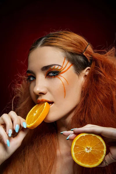 Meisje met rood haar en oranje — Stockfoto