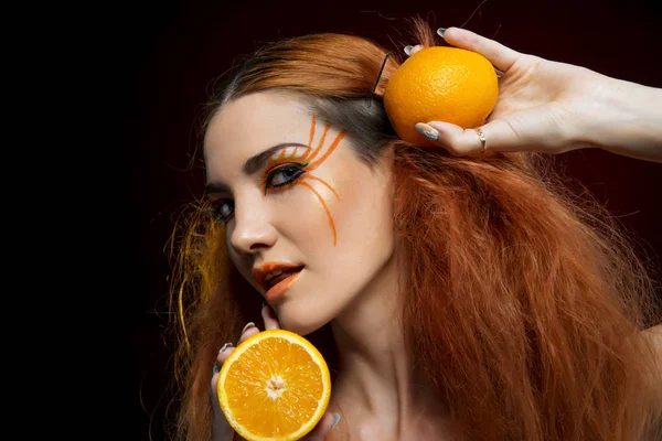 Meisje met rood haar en oranje — Stockfoto