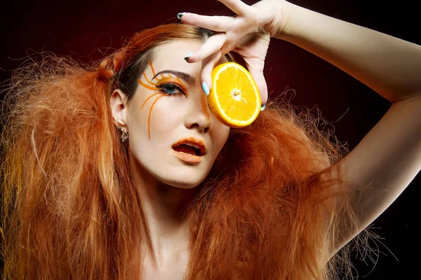 Meisje met rood haar en oranje — Stockfoto