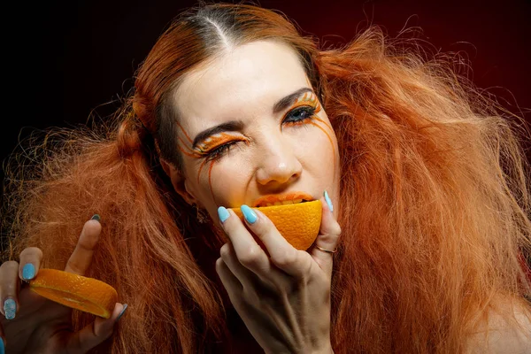 Meisje met rood haar en oranje — Stockfoto