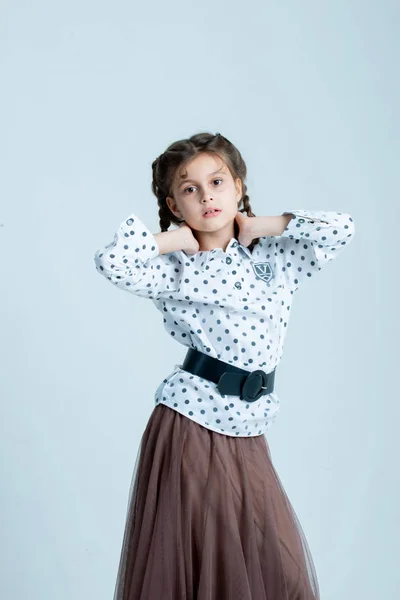 Souriant Enfant Fille Posant Sur Photo Studio Sur Fond Gris — Photo