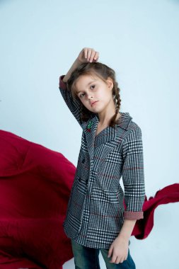 Atölyede saçı örgülü şirin kız poz veriyor. 