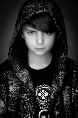 Örnek çocuk, koyu arkaplanda portreyi kapat.