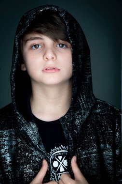 Örnek çocuk, koyu arkaplanda portreyi kapat.