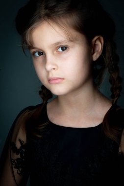 Gri arka planda güzel bir kız model portresi