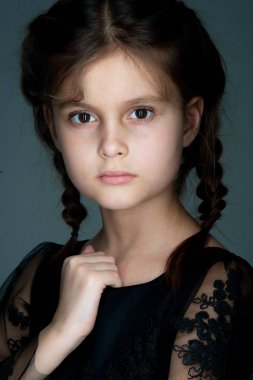 Gri arka planda güzel bir kız model portresi