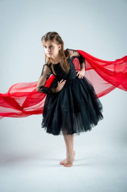 Gri stüdyo geçmişi olan siyah elbiseli harika bir kız.