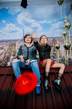 Çocuklar Paris 'in çatısına bere takıyor. 