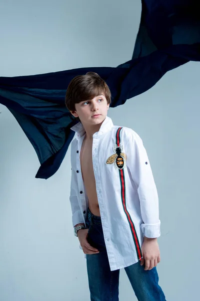 Jongen Jongen Model Staan Studio Grijze Achtergrond — Stockfoto