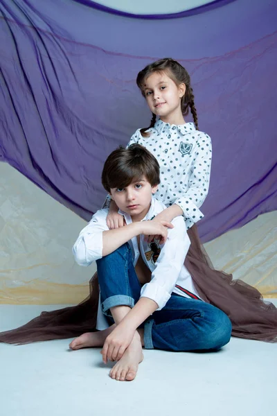 Crianças Sentadas Estúdio Fotografia Decoração Com Tela Roxa — Fotografia de Stock