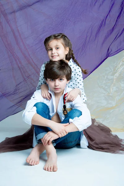 보라색 천으로된 디오르 사진관에 아이들 — 스톡 사진