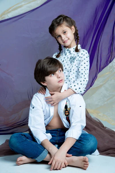 Bambini Seduti Arredamento Studio Fotografico Con Tela Viola — Foto Stock