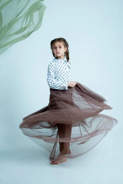 Stilvolle Kind Mädchen Langen Braunen Rock Auf Grauem Hintergrund — Stockfoto