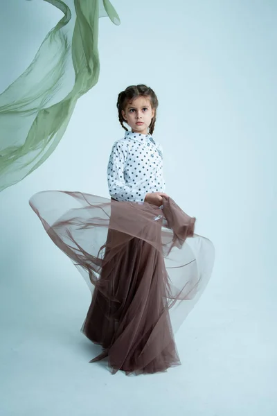 Kleines Mädchen Modell Posiert Langen Rock Fotostudio Auf Grauem Hintergrund — Stockfoto