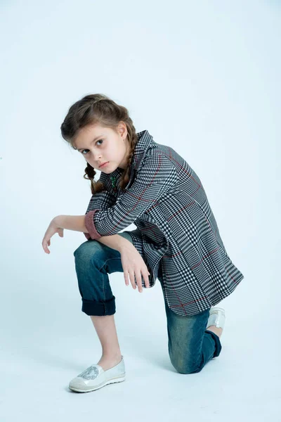 Süße Und Positive Mädchen Kind Fotostudio Auf Grauem Hintergrund — Stockfoto