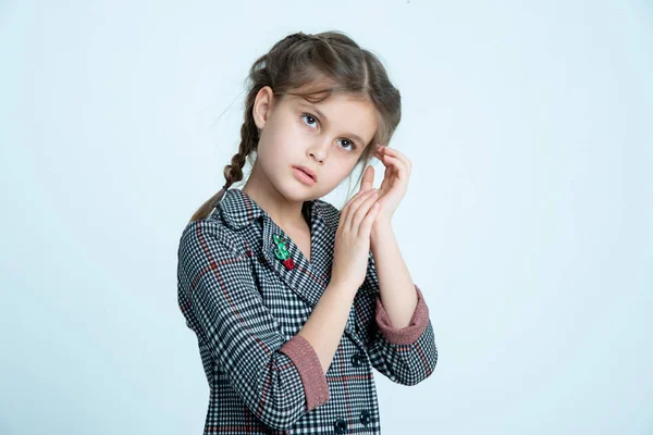 Porträt Kind Mädchen Mit Zöpfen Karierter Jacke Auf Grauem Hintergrund — Stockfoto