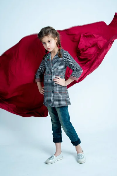 Chica Elegante Posando Cámara Sobre Fondo Gris — Foto de Stock