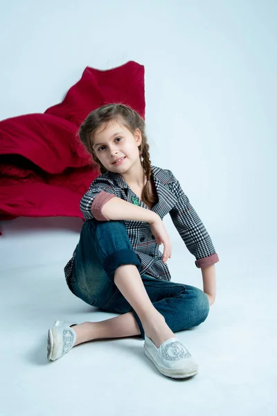 Model Kid Meisje Zittend Grijze Achtergrond Bij Fotostudio — Stockfoto
