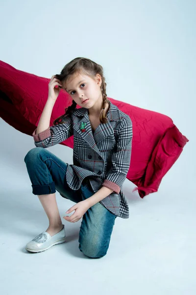 Modell Kind Mädchen Sitzen Auf Grauem Hintergrund Fotostudio — Stockfoto