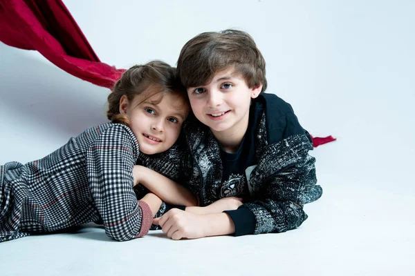 Lindos Niños Sentados Estudio Sobre Fondo Gris Con Lona Roja — Foto de Stock