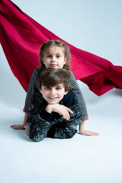 Bambini Posa Studio Fotografico Sfondo Grigio — Foto Stock