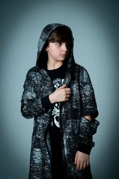 Unge Pojke Poserar Fotostudio Mörk Bakgrund — Stockfoto