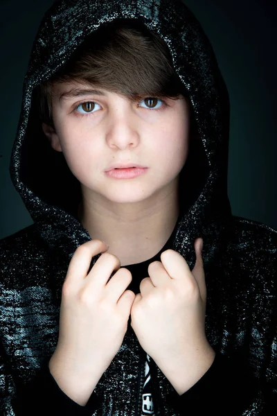 Model Jongen Close Portret Donkere Achtergrond — Stockfoto