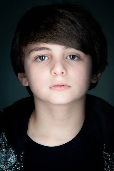 男の子Studioクローズアップ肖像画で黒Zipパーカー上の灰色の背景 — ストック写真