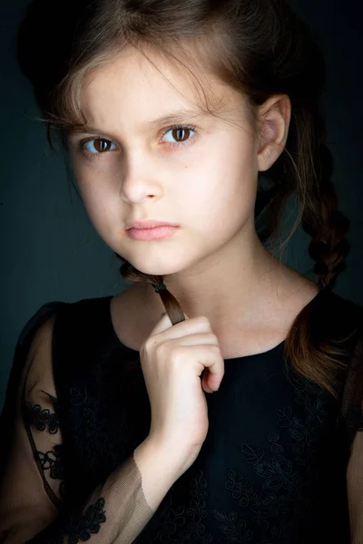 Schöne Kind Mädchen Modell Porträt Auf Grauem Hintergrund — Stockfoto