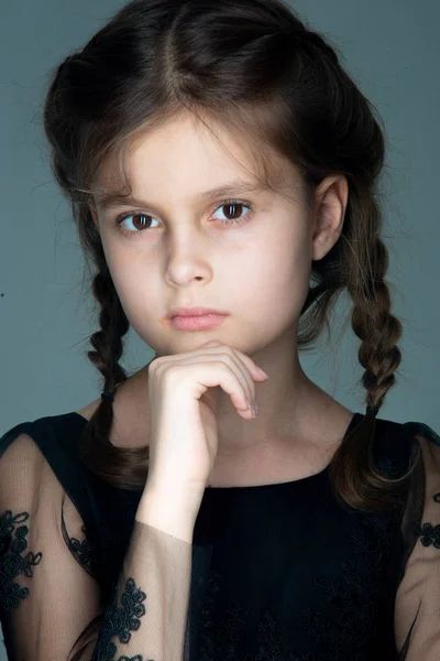 Schöne Kind Mädchen Modell Porträt Auf Grauem Hintergrund — Stockfoto