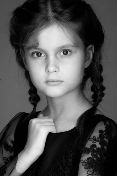 Magnifique Enfant Fille Modèle Portrait Sur Fond Gris — Photo