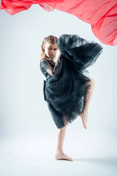 Kleines Kind Mädchen Modell Schwarzem Kleid Auf Fotostudio Grauen Hintergrund — Stockfoto