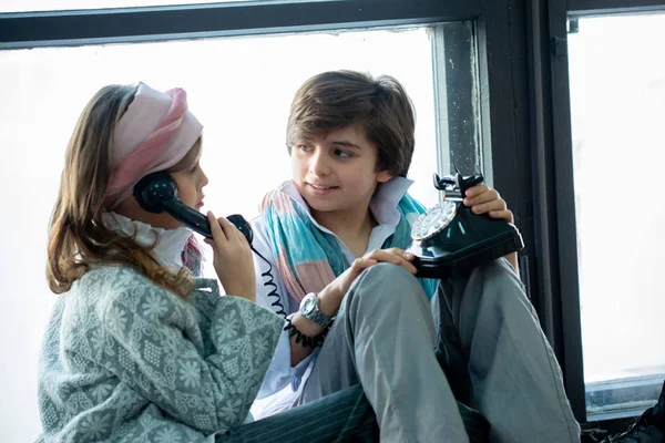 Хлопчик Дівчинка Розмовляють Телефону Сидять Підвіконні — стокове фото