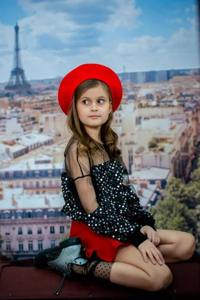 Niedliches Mädchen Sitzt Auf Dem Dach Auf Romantischem Hintergrund Paris — Stockfoto