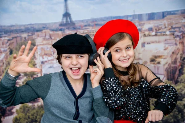 Kinder Mädchen Und Junge Hören Musik Über Kopfhörer Vor Romantischem — Stockfoto