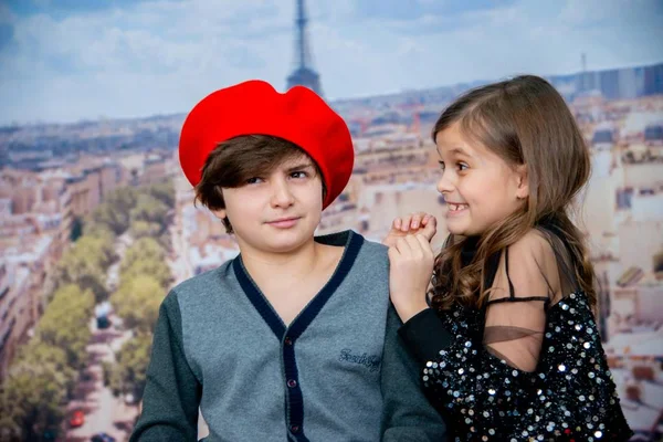 Niedlichen Jungen Und Mädchen Sitzen Auf Dem Dach Auf Paris — Stockfoto