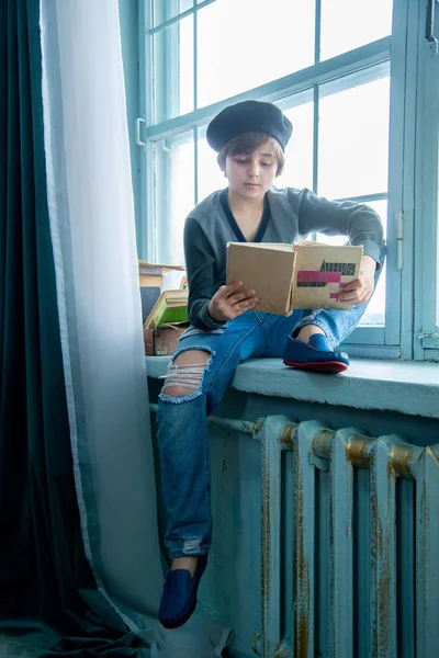 Αγόρι Παιδί Πορτρέτο Ανάγνωση Βιβλίο Και Κάθεται Στο Περβάζι Του — Φωτογραφία Αρχείου