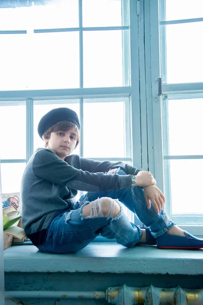 Schattig Jongen Met Zwart Baret Zittend Vensterbank — Stockfoto