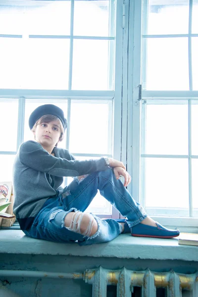 Schattig Jongen Met Zwart Baret Zittend Vensterbank — Stockfoto