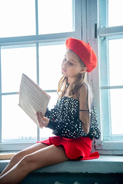Menina Boina Vermelha Blusa Glitter Lendo Caderno Música Sentado Peitoril — Fotografia de Stock