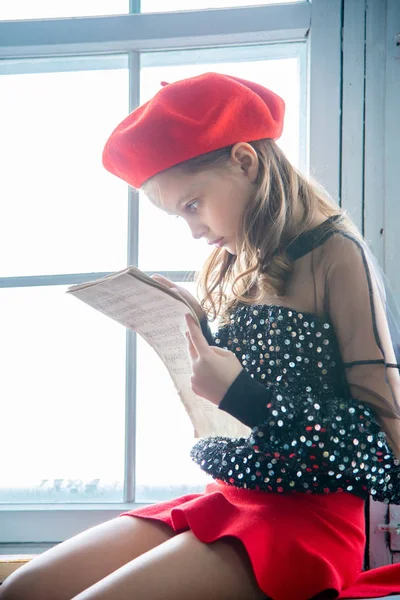 Chica Boina Roja Jersey Brillo Leyendo Cuaderno Música Sentado Alféizar —  Fotos de Stock