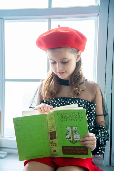 Ragazza Gonna Rossa Berretto Rosso Lettura Libro Verde Seduto Sul — Foto Stock