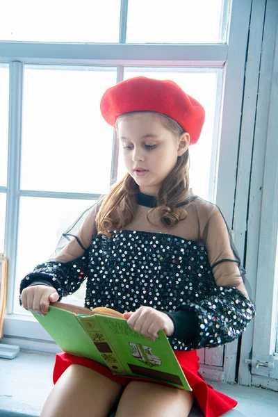 Mädchen Rotem Rock Und Roter Baskenmütze Liest Grünes Buch Und — Stockfoto