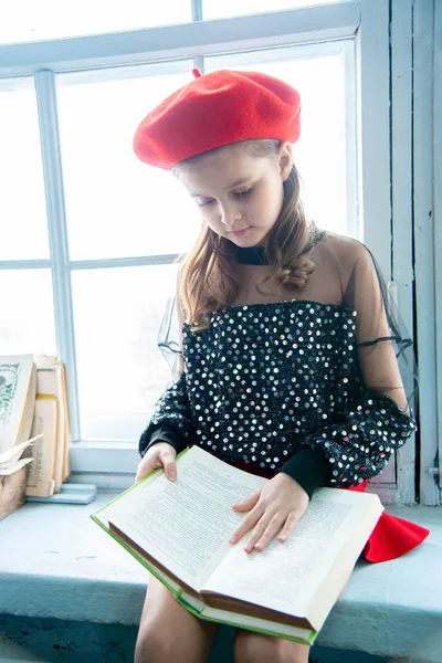 Linda Chica Falda Roja Boina Libro Lectura Sentado Alféizar Ventana —  Fotos de Stock