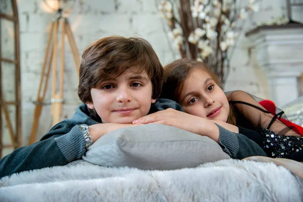 Hübsche Kinder Liegen Dekor Fotostudio Auf Dem Bett — Stockfoto