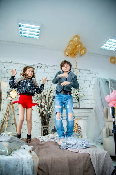 Mignons Enfants Sautant Sur Lit Avec Des Ballons Jaunes Dans — Photo