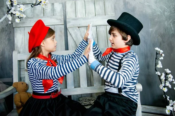 Дети Костюмах Пантомимы Играют Фотостудии — стоковое фото