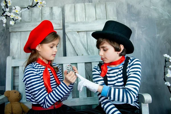 Belos Amigos Crianças Blusas Listradas Jogando Sofá Madeira — Fotografia de Stock